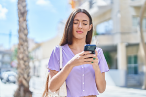 Mujer con celular usando Megomóvil