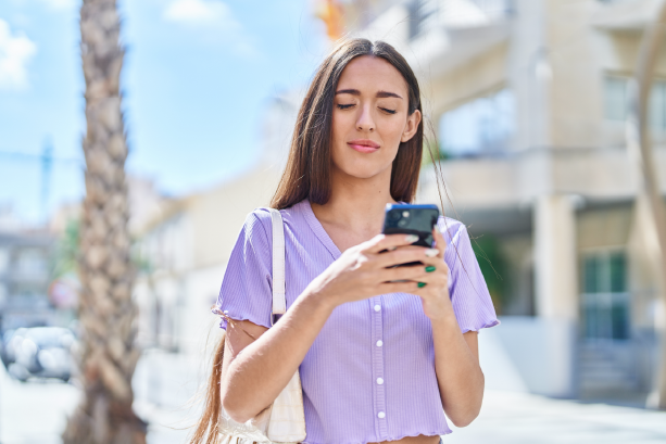 Mujer con celular usando Megomóvil